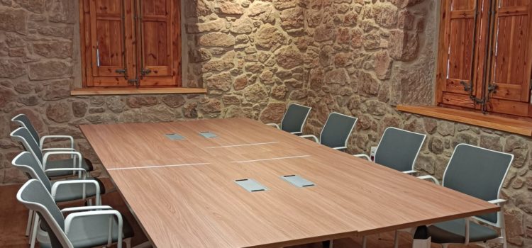Vicent Solé equipa l’Ajuntament d’Aguilar de Segarra amb elegància i funcionalitat Vicent Solé equipa l’Ajuntament d’Aguilar de Segarra amb elegància i funcionalitat