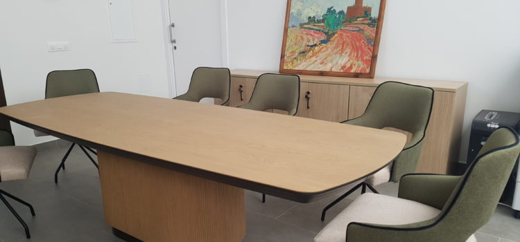 Vicent Solé Mobiliari equipa una sala de plenos con elegancia y funcionalidad Vicent Solé Mobiliari equipa una sala de plenos con elegancia y funcionalidad