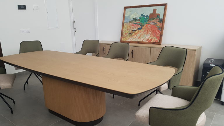 Vicent Solé Mobiliari suministra una sala de plenos con elegancia y funcionalidad