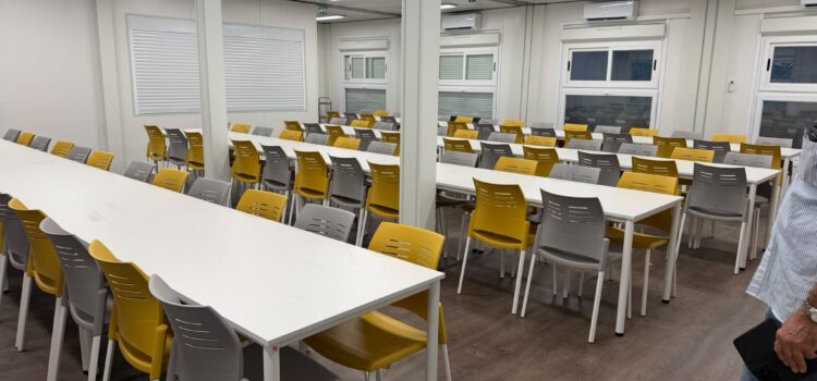 Nou mobiliari per a la sala de menjador de l’Escola Xirinacs de Barcelona Nou mobiliari per a la sala de menjador de l’Escola Xirinacs de Barcelona