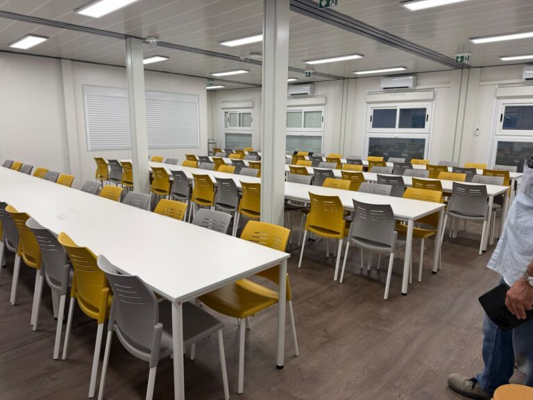 Nou mobiliari per a la sala de menjador de l’Escola Xirinacs de Barcelona